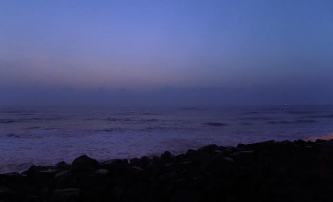 The quiet sky & the roaring ocean at the dawn