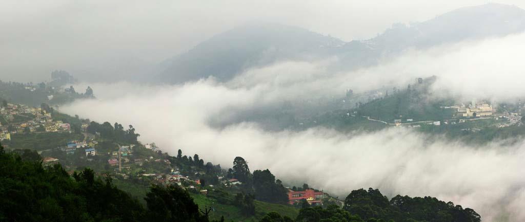 Hills-covered-with-fog-in-Kodaikanal