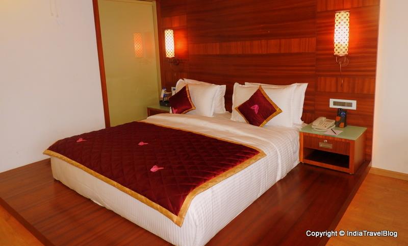 Jacuzzi Suites in Plum Judy