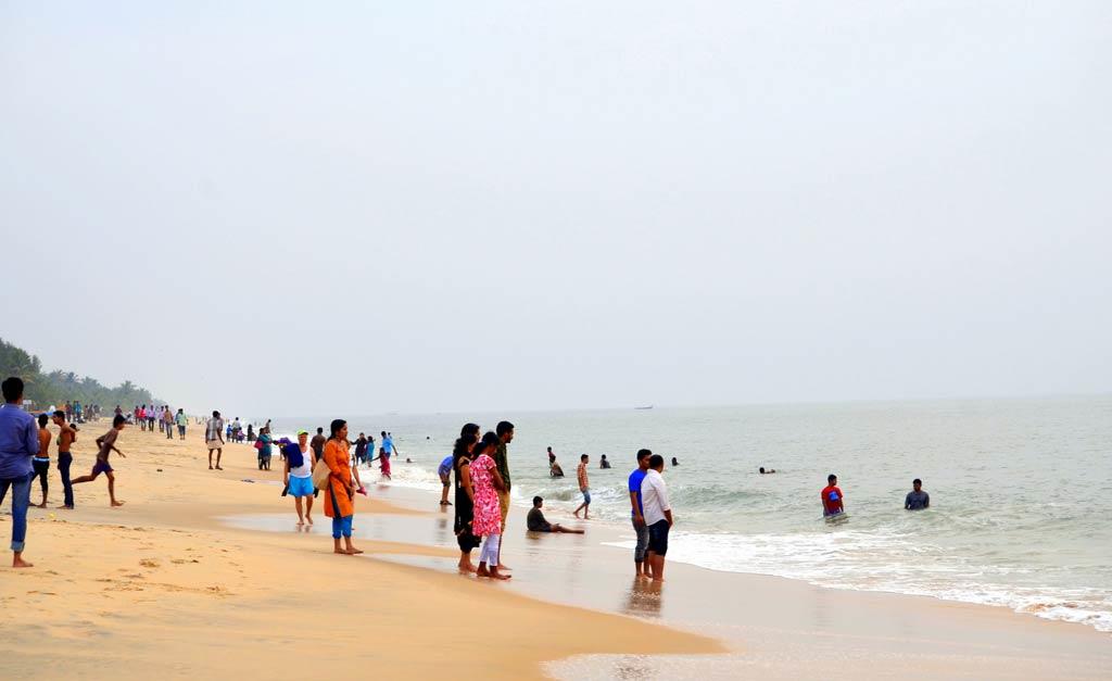 crowd in Marari Beach