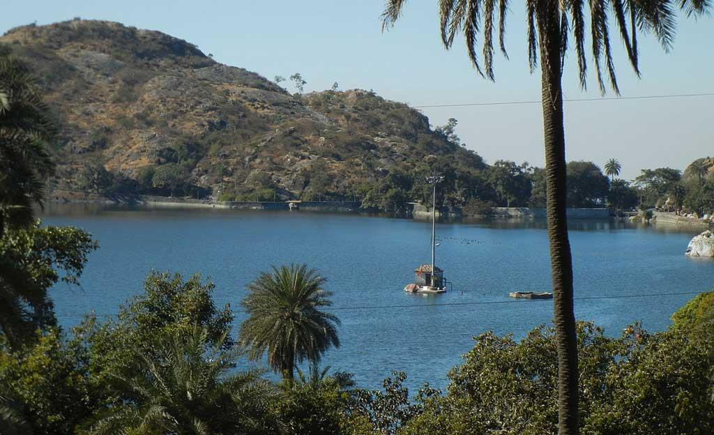 Nakki_Lake_during_daytime