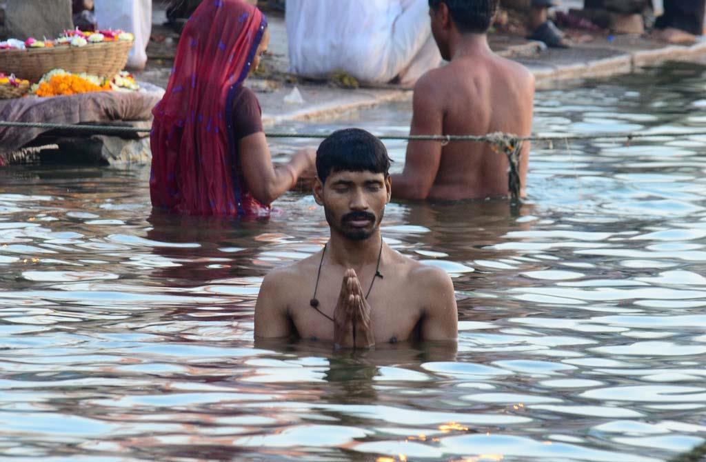 ganges-bath-in-varanasi-india