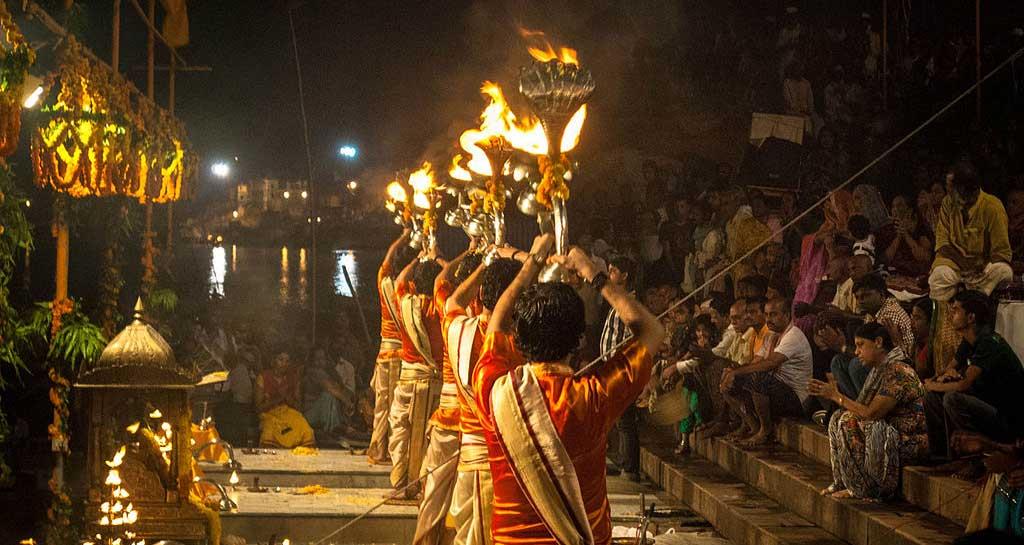 Ganga_Aarti_in_evening_at_Dashashwamedh_ghat_Varanasi